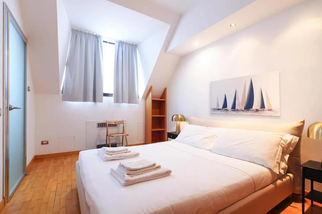 Duomo Luxury Apartment VIII Milan